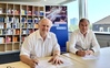 Foto: Heinz Müller und Thomas Fuchs unterzeichnen die Kooperationsvereinbarung für das EU-Projekt.